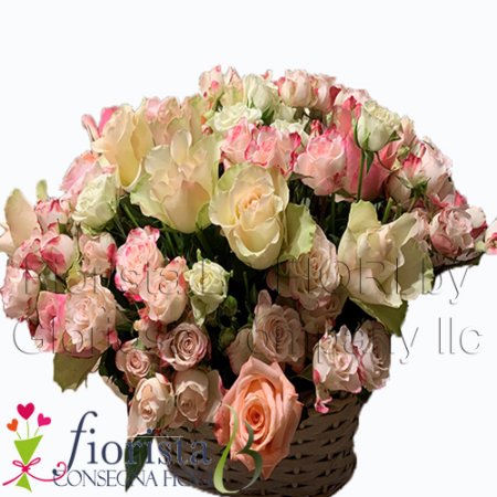 Composizione di rose miste in cestino