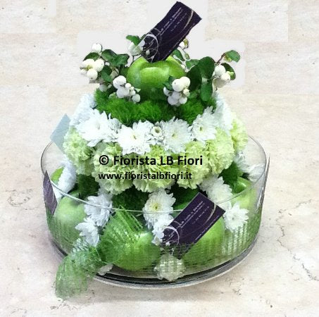 Composizione di fiori e frutta di stagione