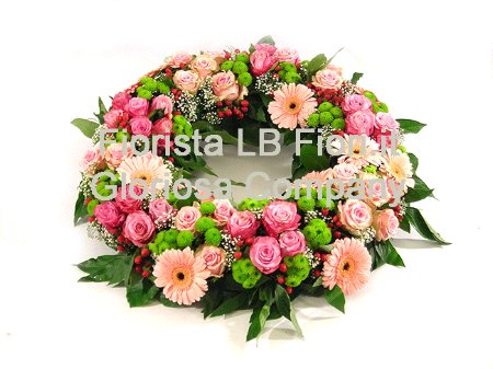 Corona funebre con fiori e foglie secondo l'usanza locale Elegante
