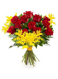 Rose rosse corte e mimosa per la festa della Donna